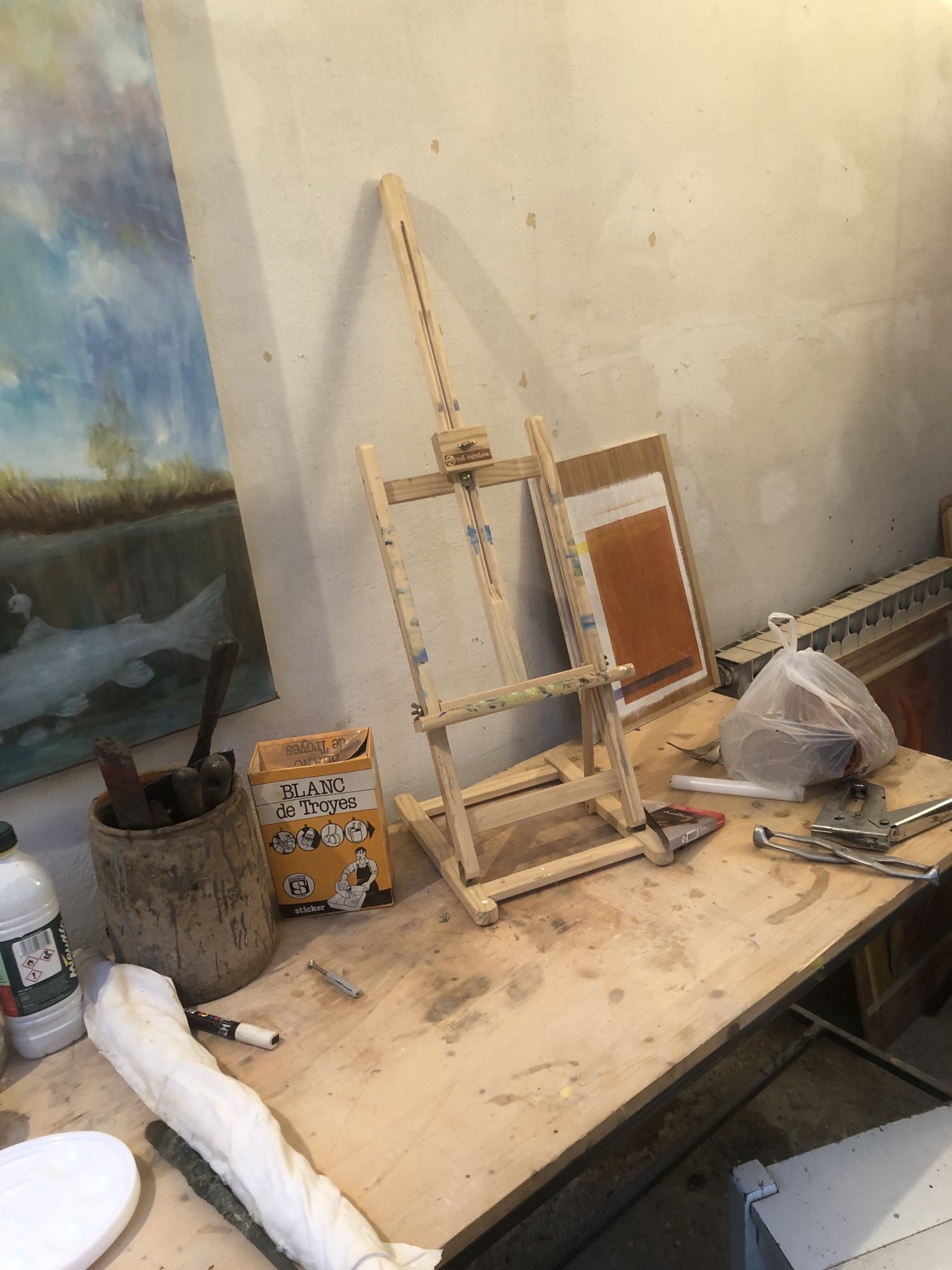 Chevalet de table et matériel de l’atelier.