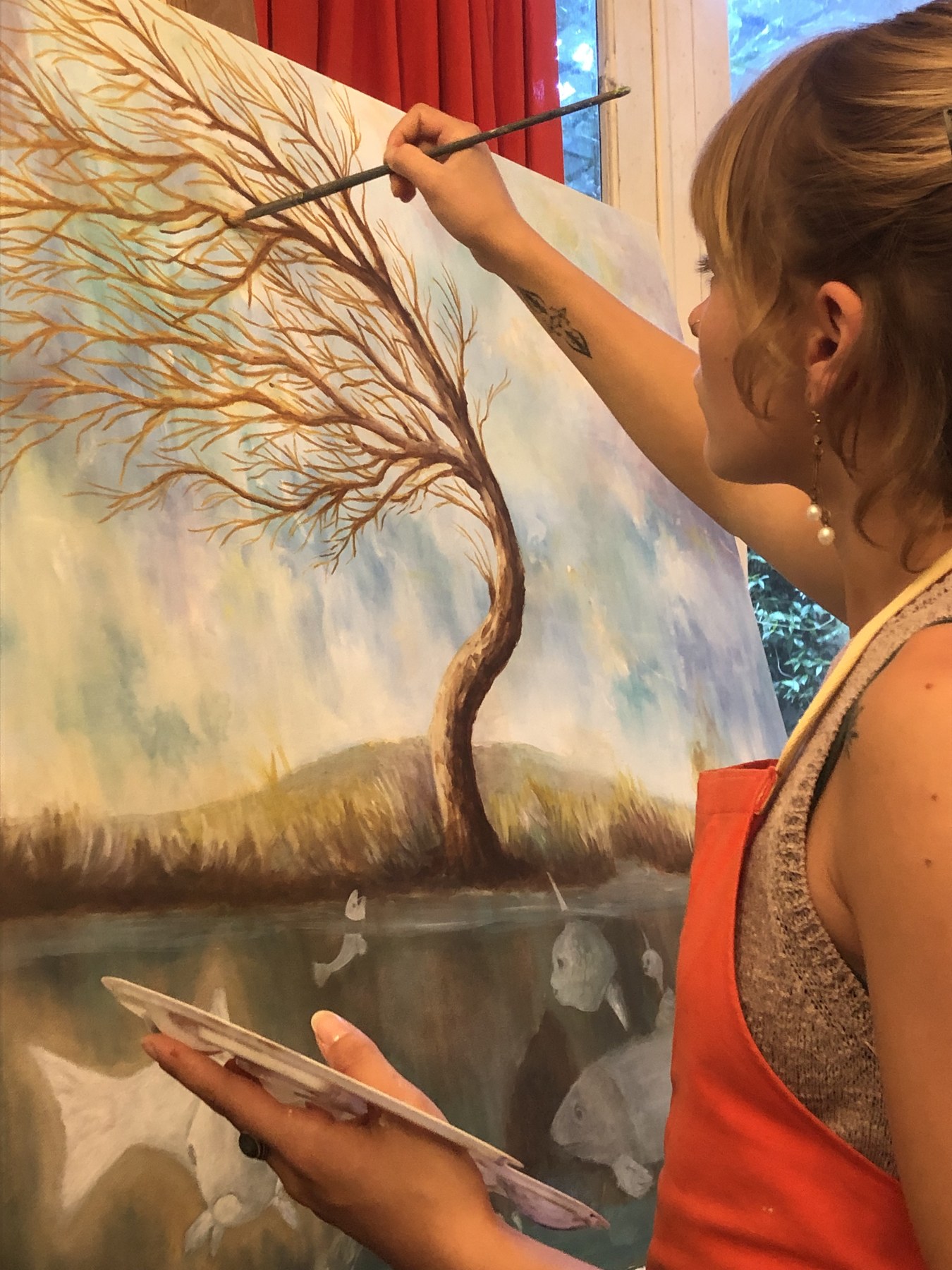 Travail au pinceau sur une toile.