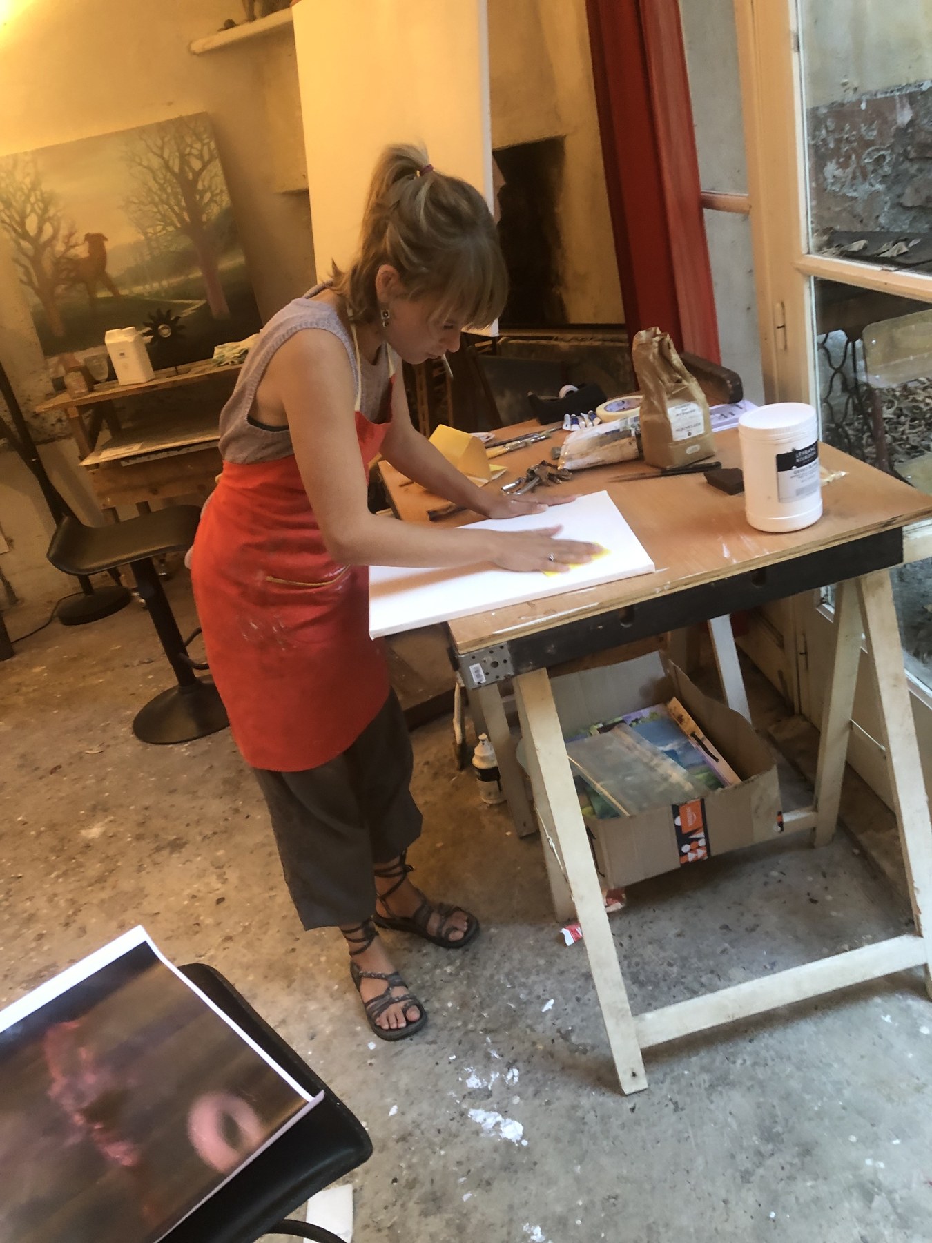 Préparation d’un support de peinture à l’atelier.