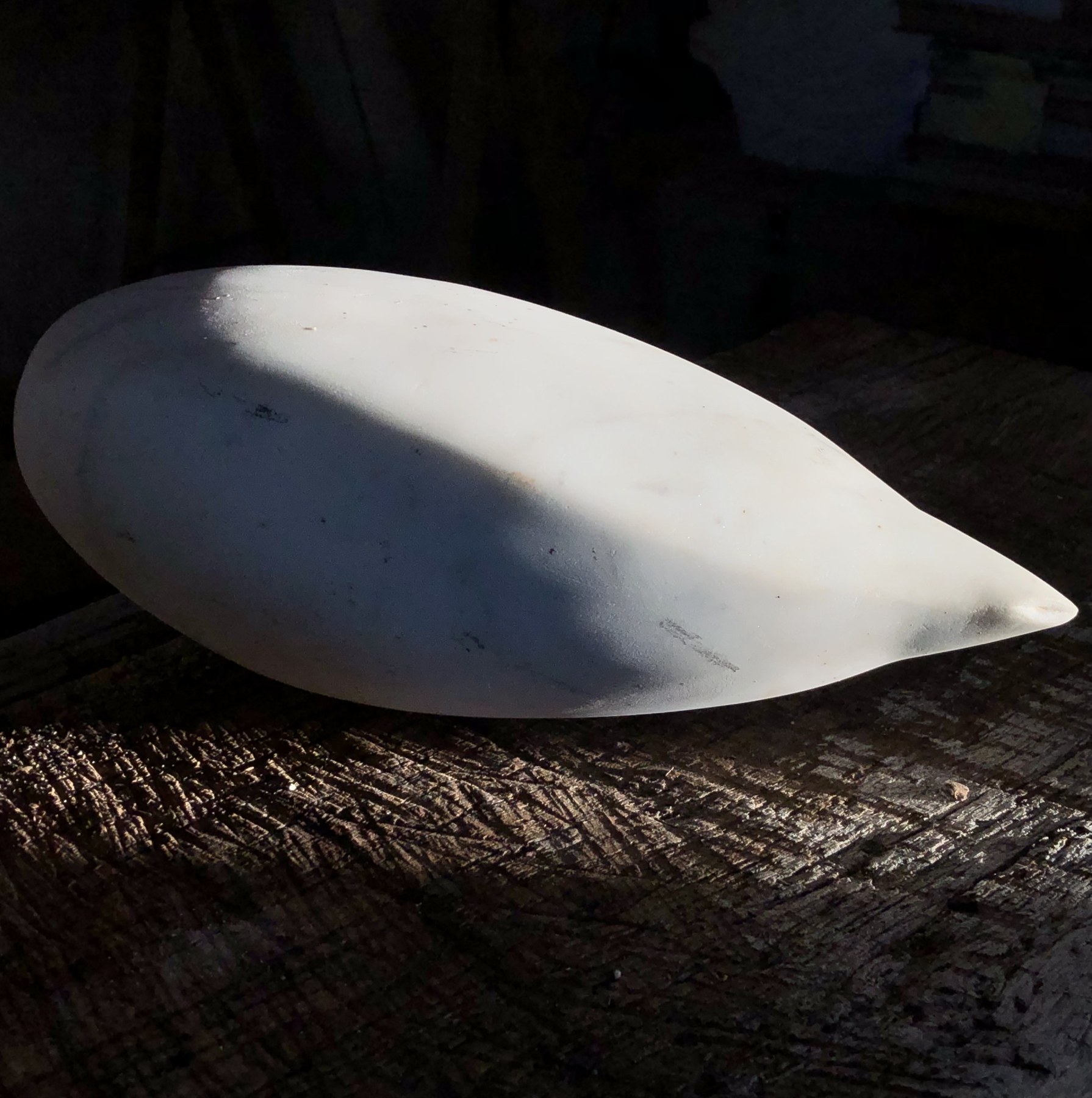 Jeux de lumière sur une forme sculptée.