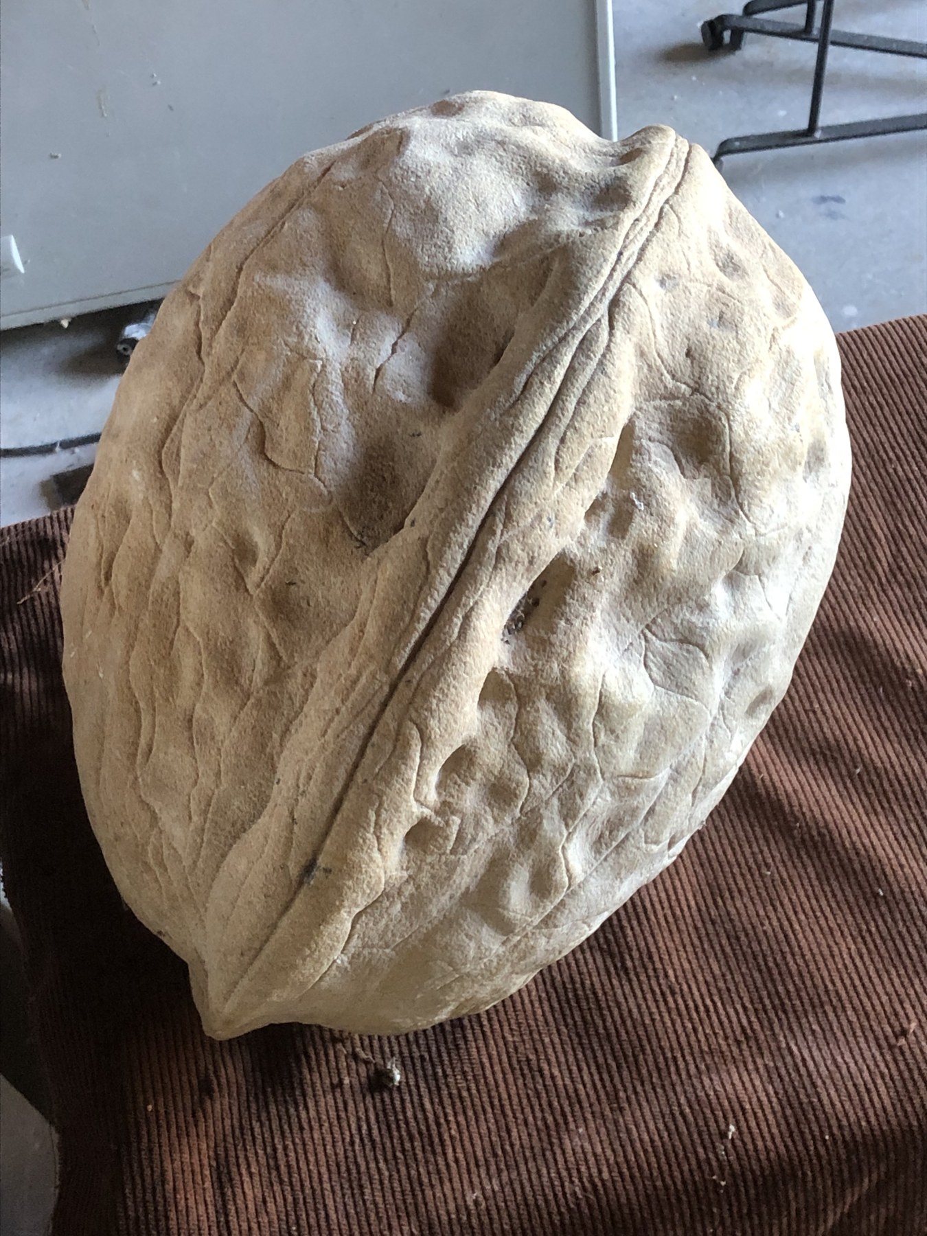Détail d’une sculpture à la surface texturée.